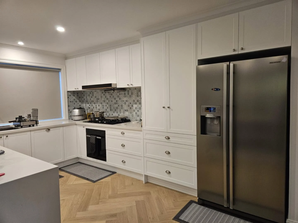 Kitchen storage & appliances